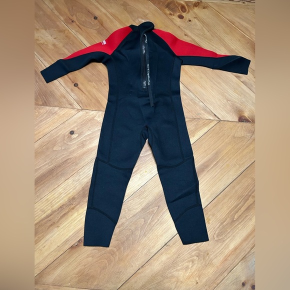 Kids Black and Red Dark Lightning Wetsuit size 6 - Picture 10 of 11